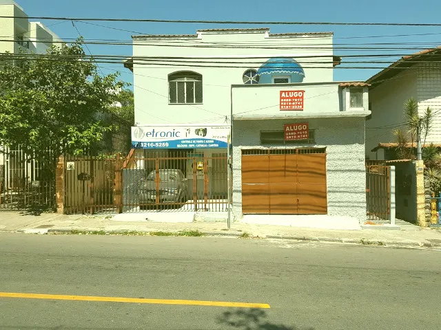 Prédio com quatro apartamentos e uma loja na Olegário Maciel, no Paineiras