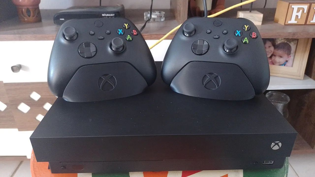 Xbox one X com 2 controles