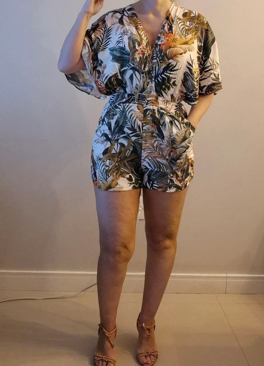 Macacão curto estampado tropical
