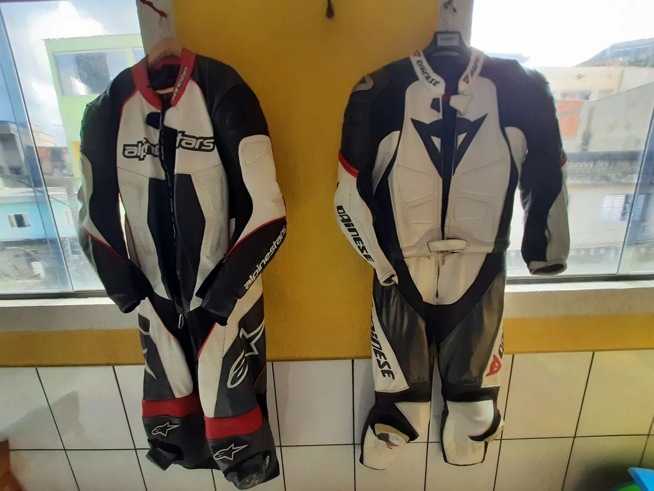 Macacão Dainese e Alpinestars