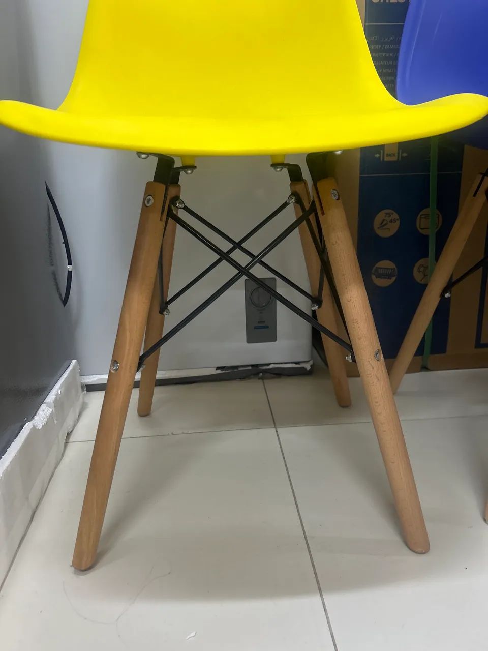 Cadeiras Eiffel azul novas só 69,00 - Foto 2