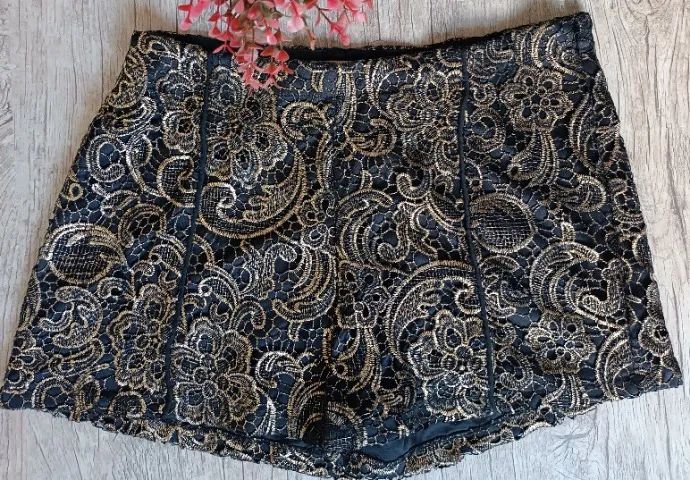 Shorts em renda preta e dourada - Foto 3