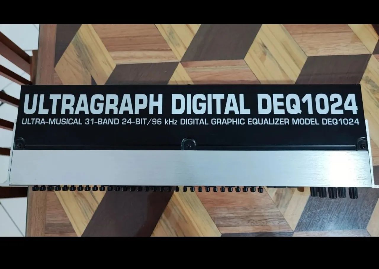 Equalizador Behringer Ultragraph Digital DEQ1024
