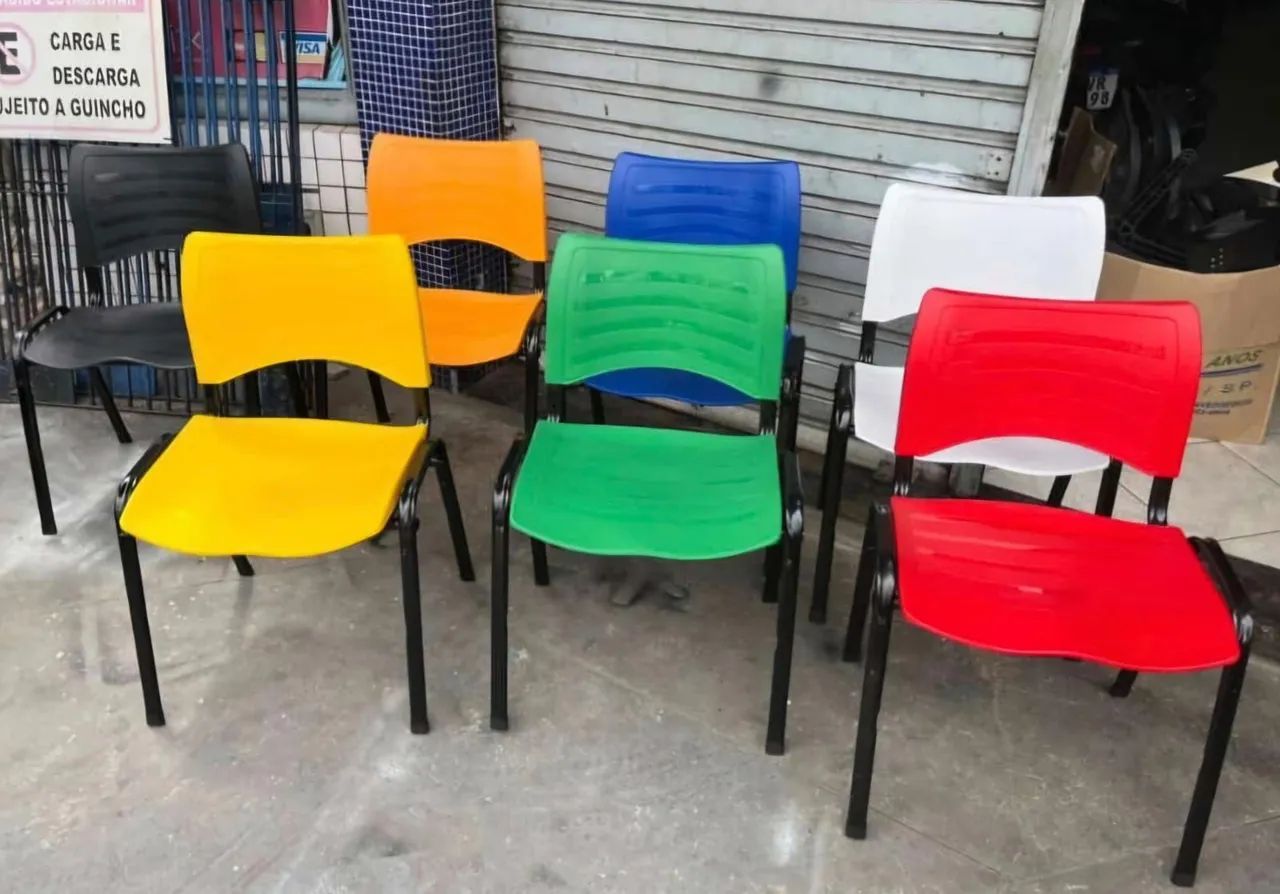 Cadeiras coloridas de plástico para diversos ambientes