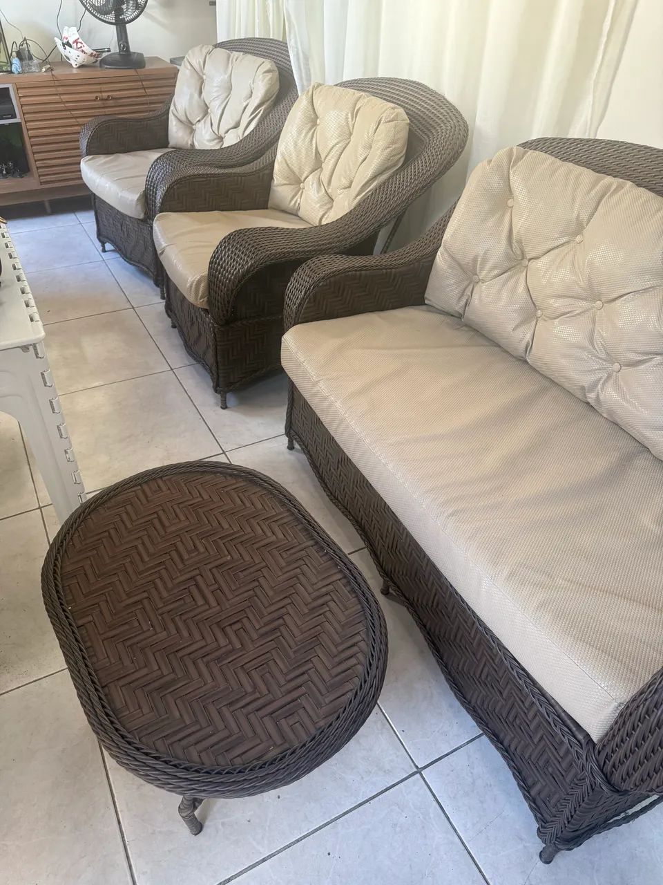 Conjunto de sofá de fibra sintética (ou vime sintético) para varanda, com almofadas bege