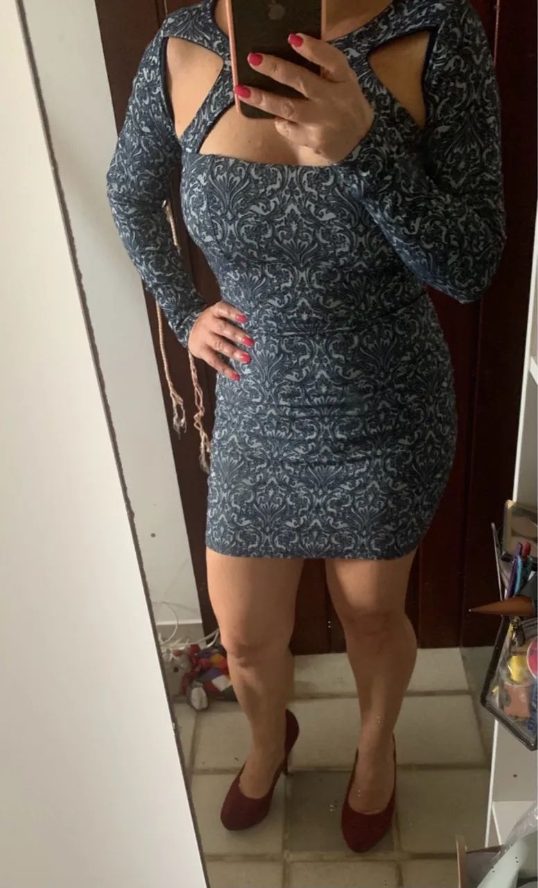 Vestido Estiloso com Detalhes Modernos