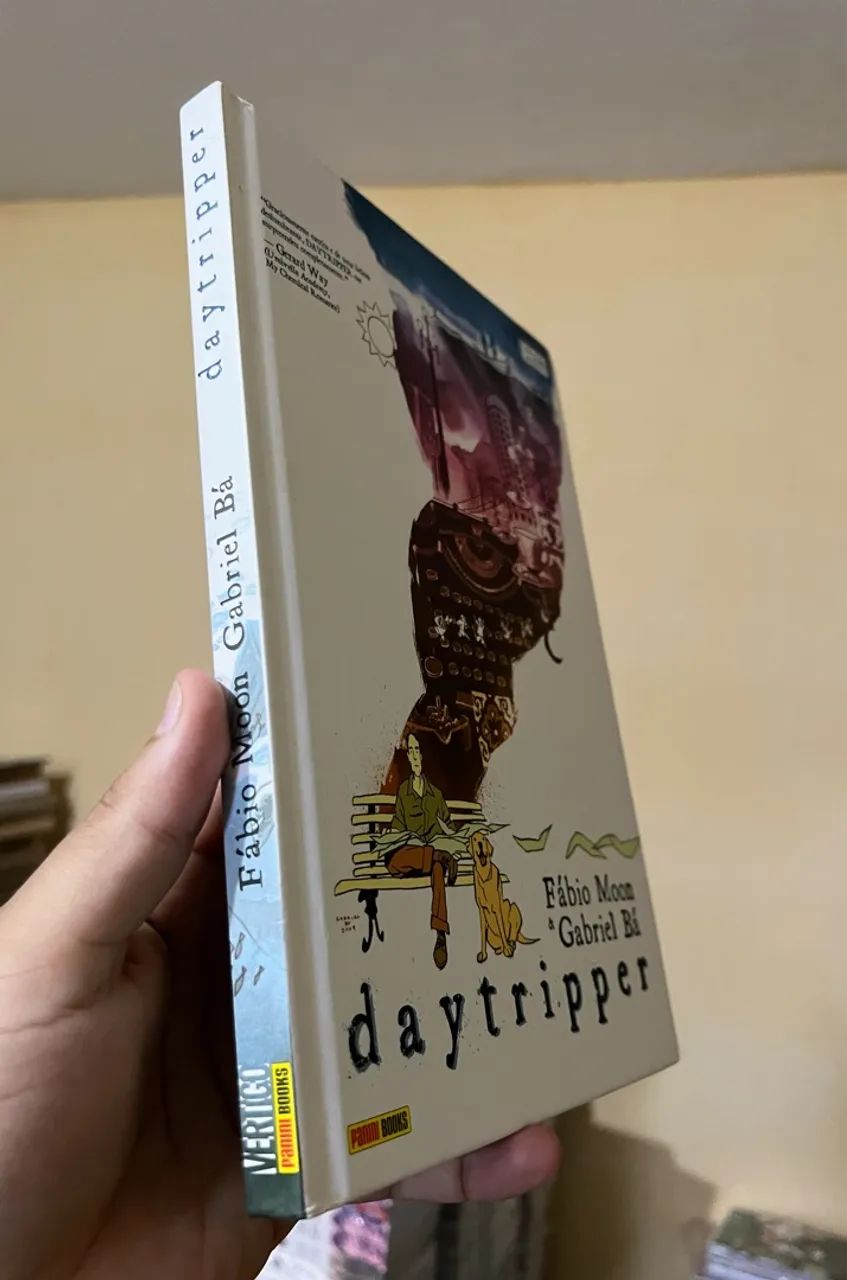 Daytripper Livro por Fábio Moon e Gabriel Bá capa dura  - Foto 2