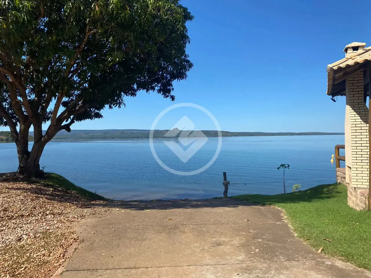 Casa de Sossego à beira do Lago do Manso, dentro de Condomínio, contento quatro suítes mob