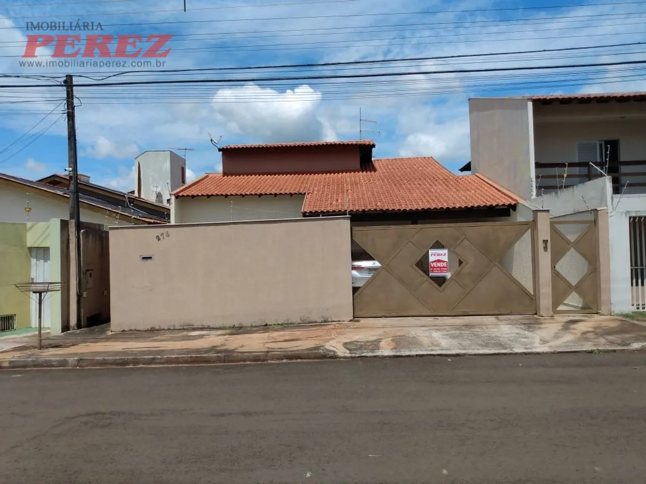 A Imobiliária Perez oferece à você essa ótima opção de sobrado a locação e venda em Londri