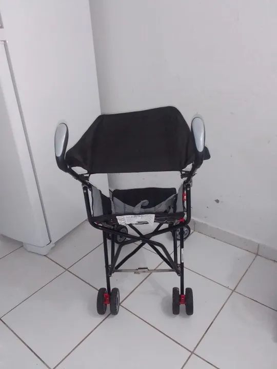 Carrinho de bebê dobrável - leve e prático - Foto 2
