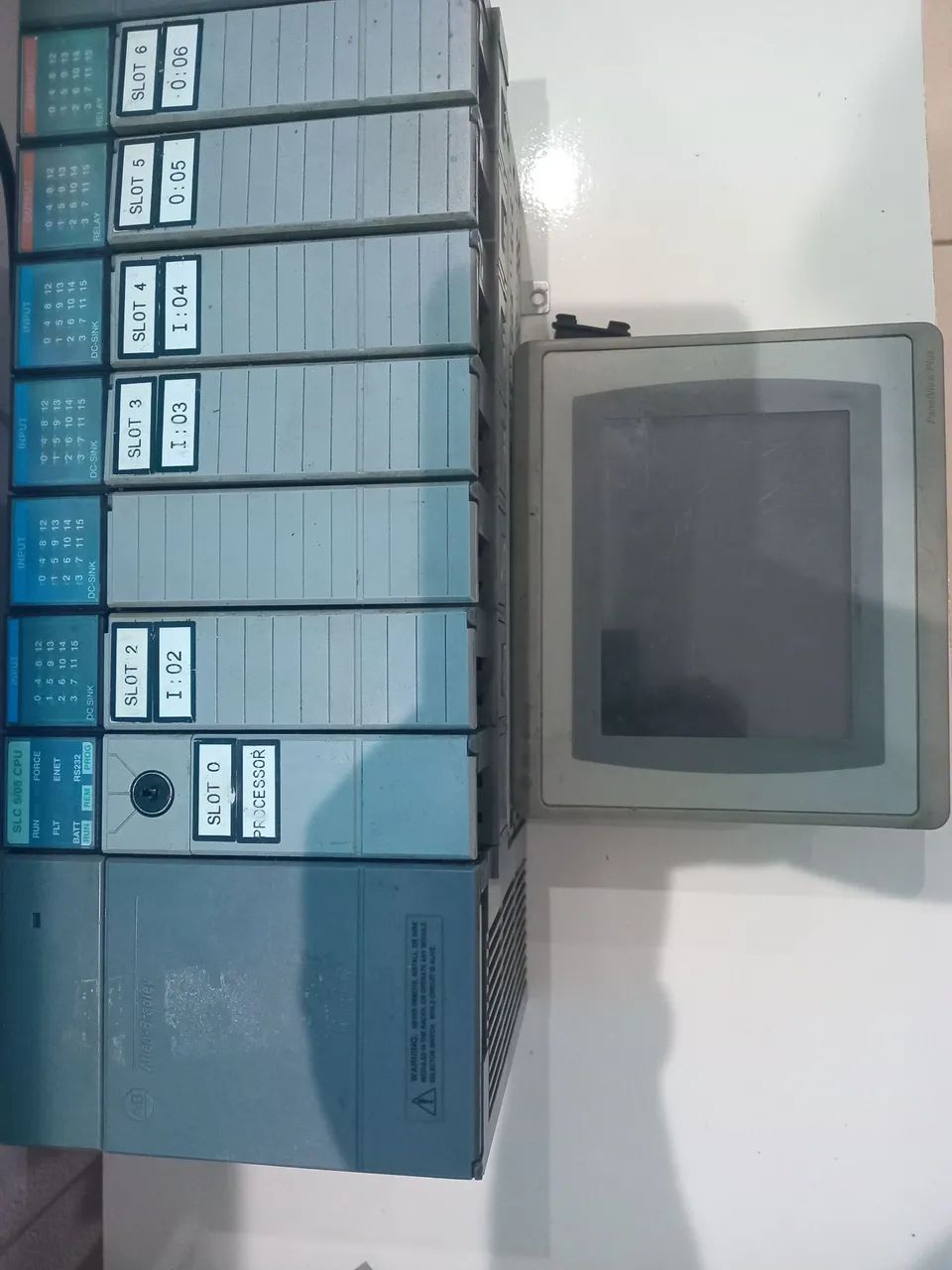 Controlador Lógico Programável Allen-Bradley SLC 5/05 1747-L532 e IHM Panelview Plus 7
