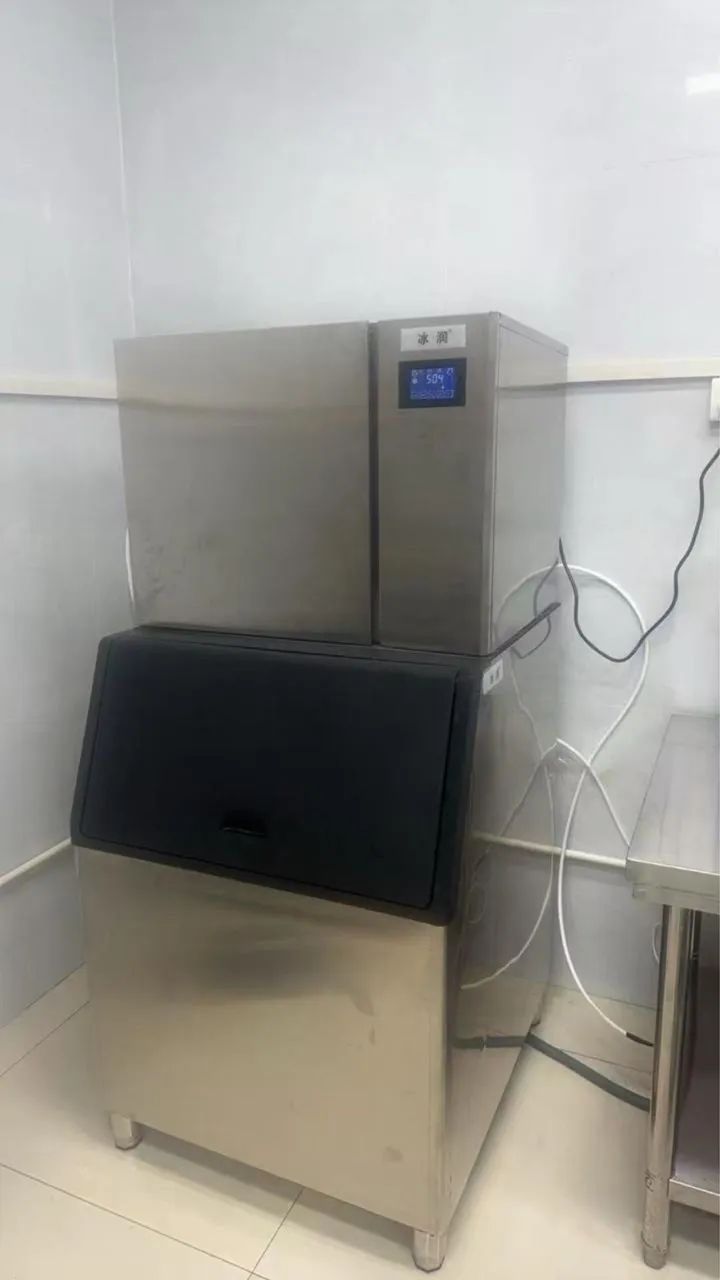 MÁQUINA DE GELO EM CUBOS 150KG/DIA