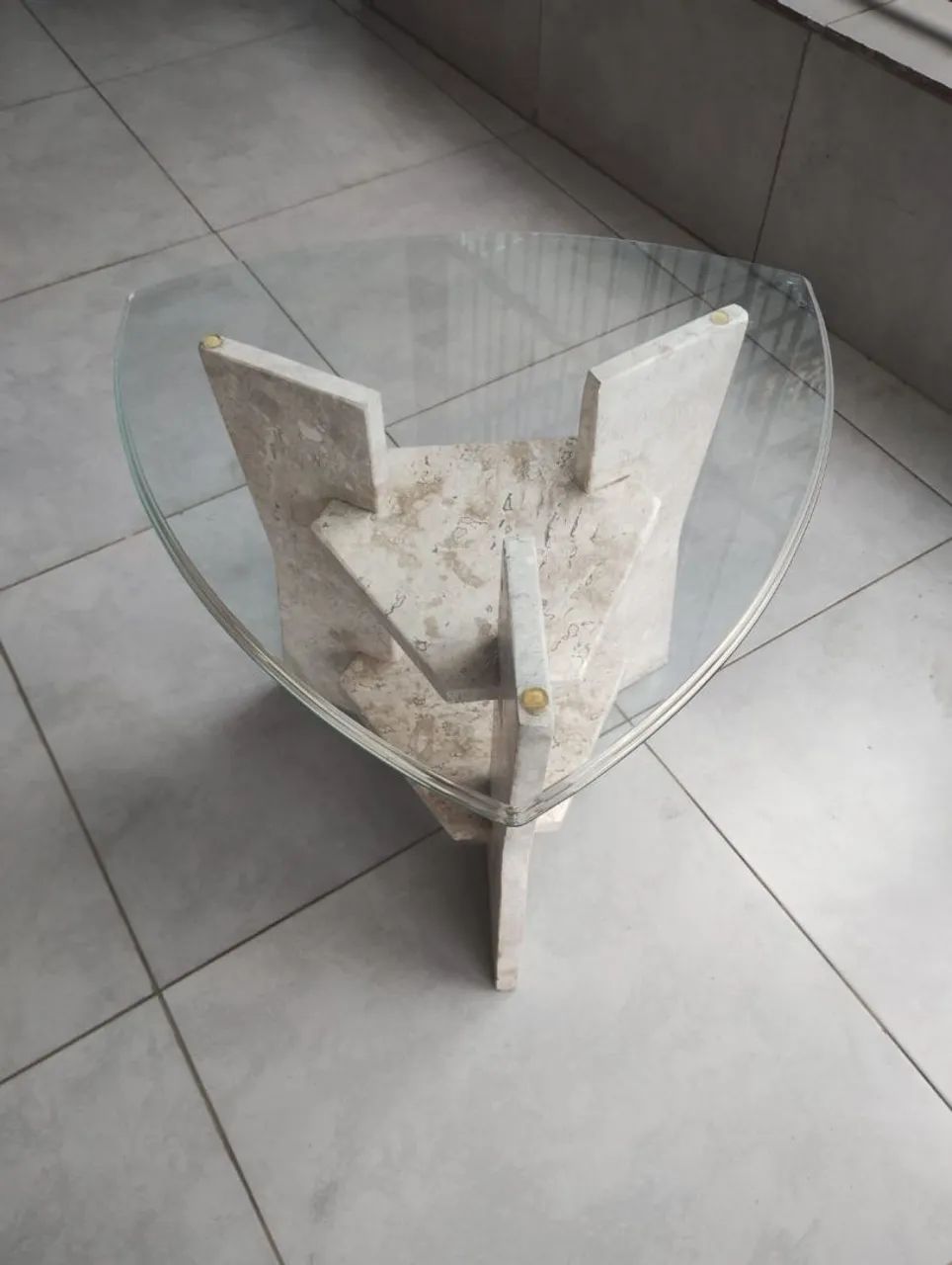 Mesa de canto em Mármore e Vidro Triangular