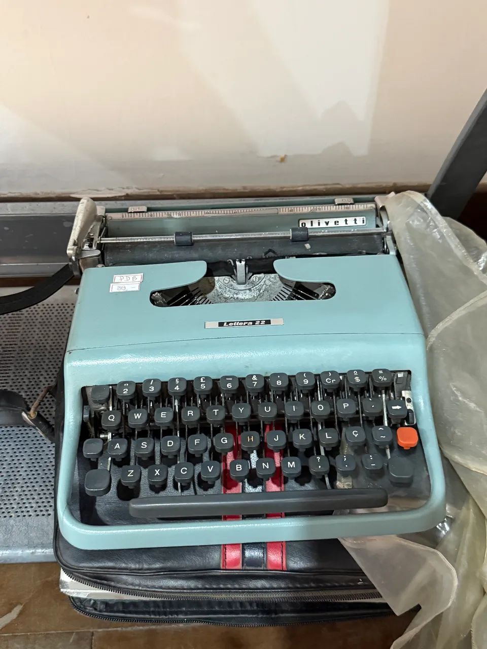 Máquina de escrever Lettera 22 funcionando 