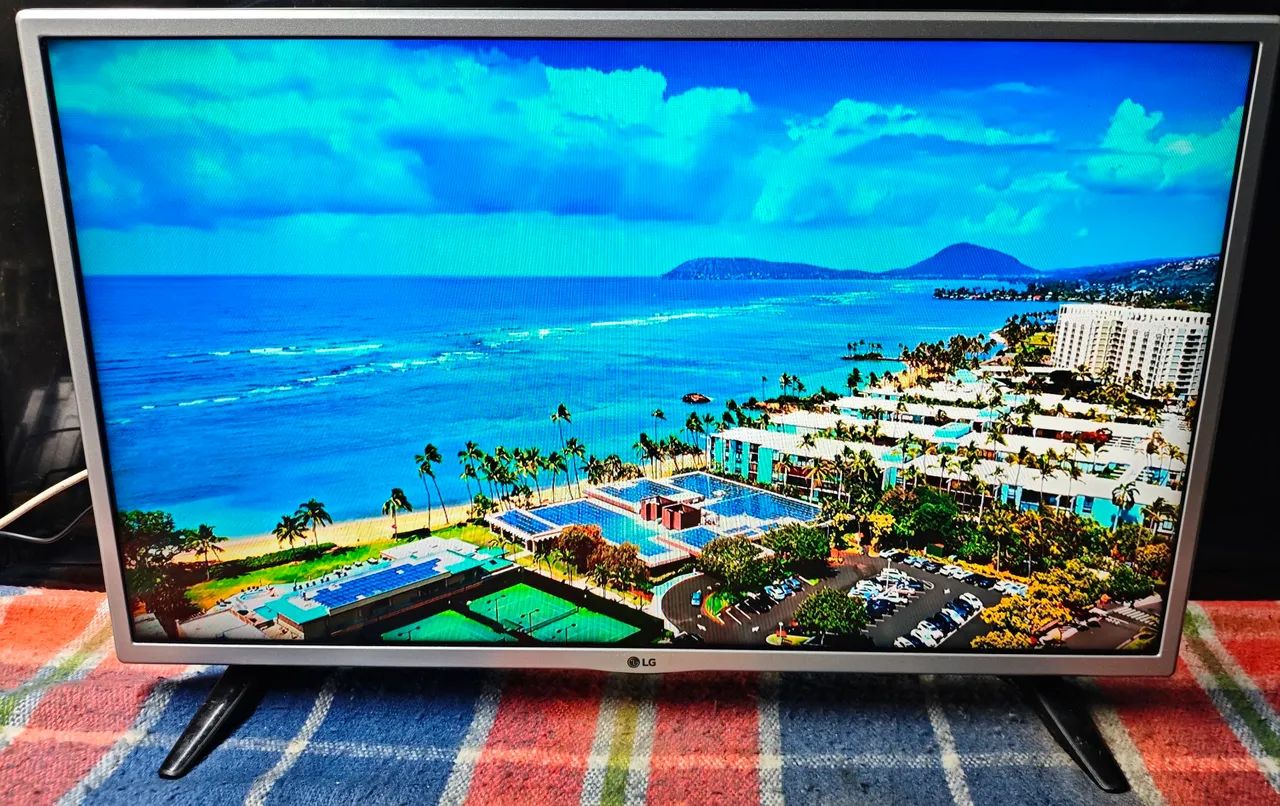 TV LG 32 Polegadas Smart funcionando perfeitamente acompanha controle cabo e base  - Foto 2