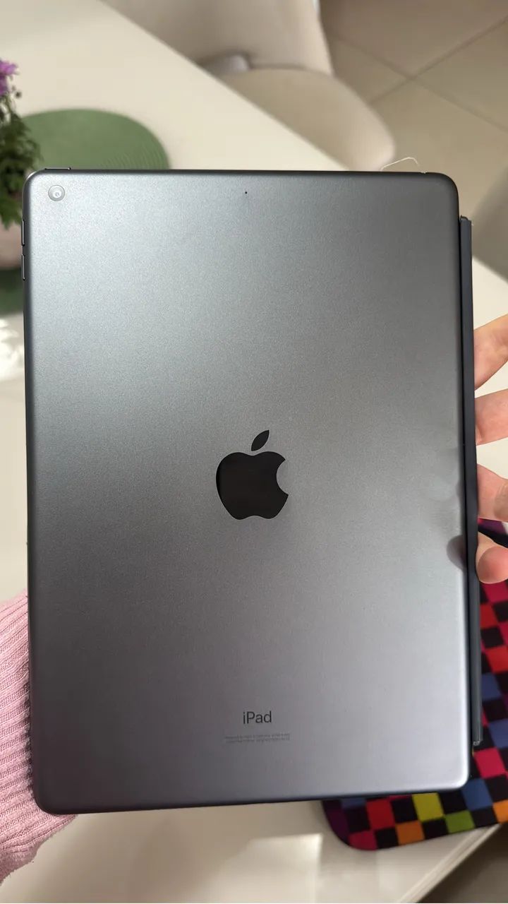 Ipad 7ª geração 128gb + teclado e cabo original - Foto 2
