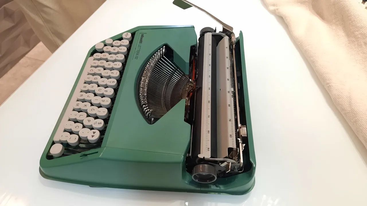 Antiga Máquina De Escrever Olivetti Letera 82 (Usado) - Foto 4