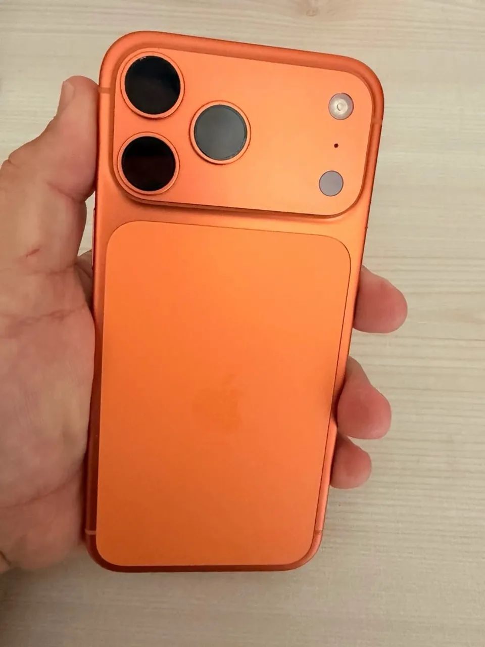 Vendo iPhone 17 pro Max Laranja 256 bateria em 92%,
