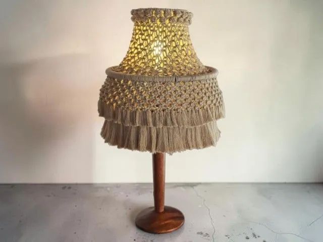 Abajur de macramê com base madeira maciça 62cm - Foto 4