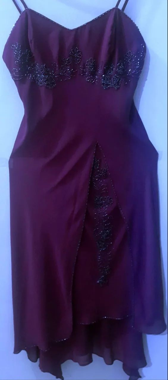 Exuberante Vestido longo para festas e eventos, com cachecol, fenda e apliques.