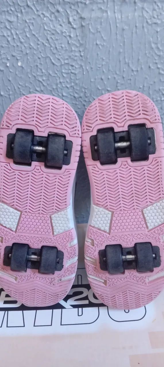 Tênis Rodinha tamanho 31 ( preto com rosa) - Foto 3