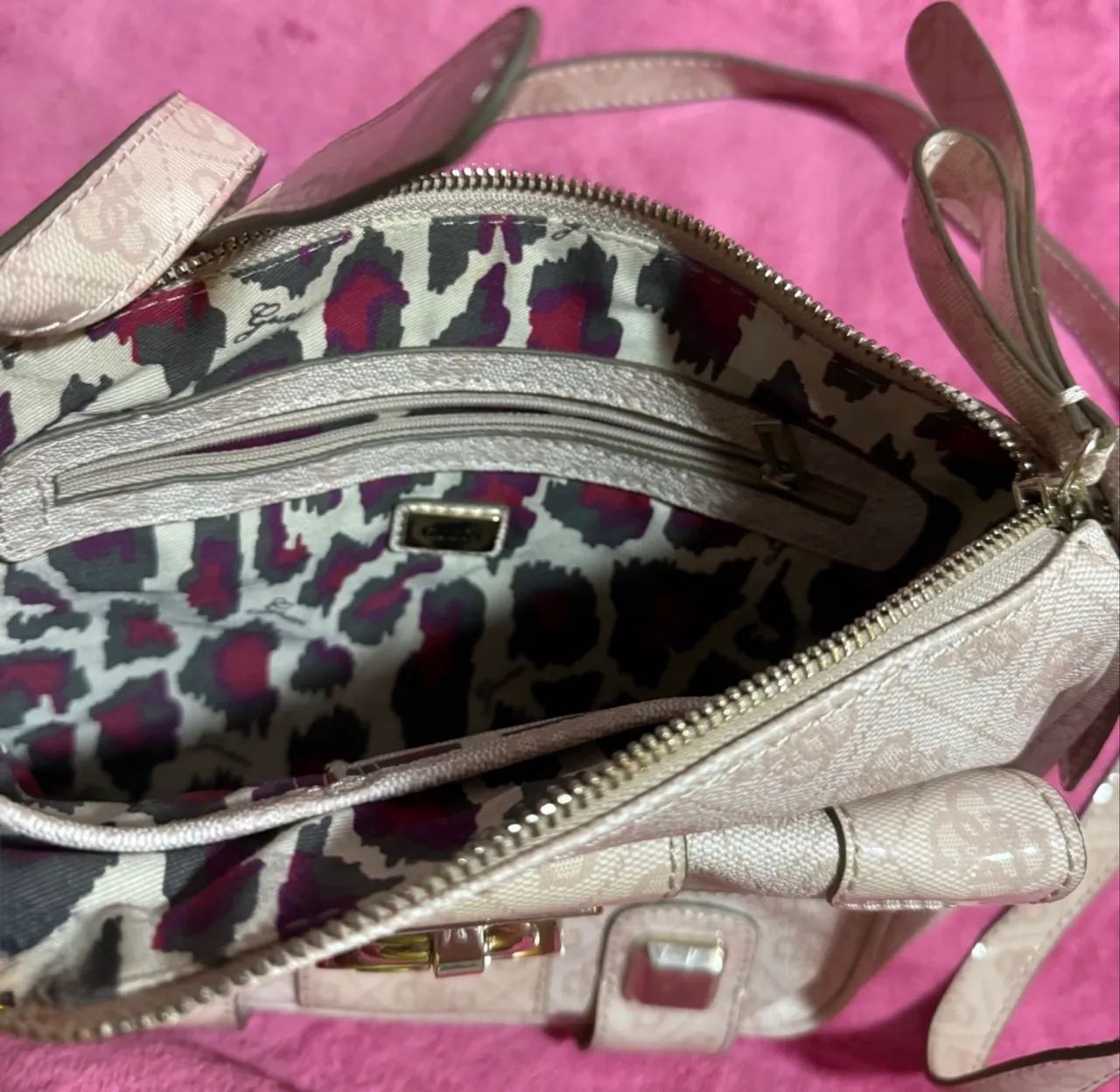 Bolsa Guess alça transversal rosa claro  - Foto 3