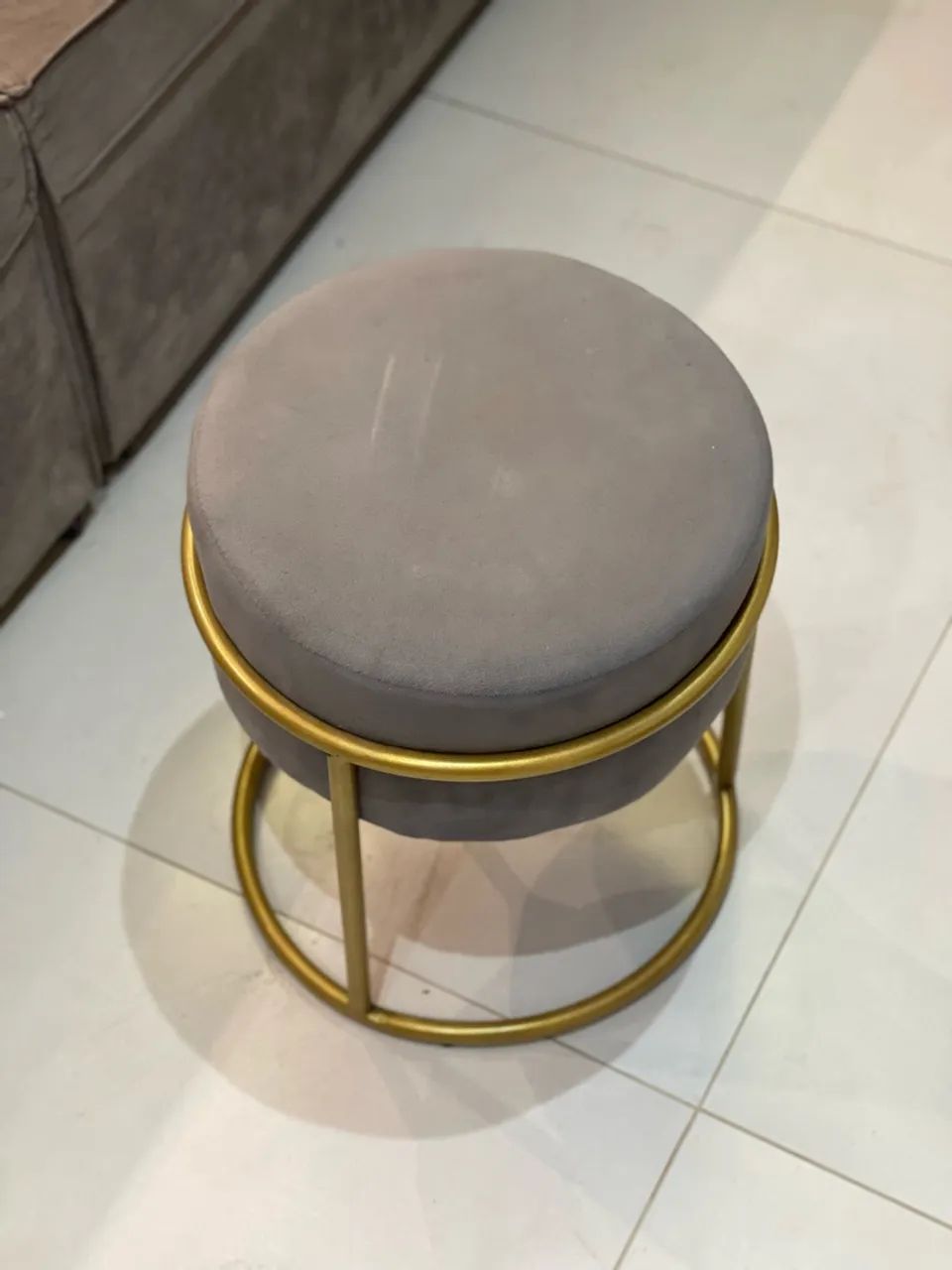 Puff cinza com base dourada