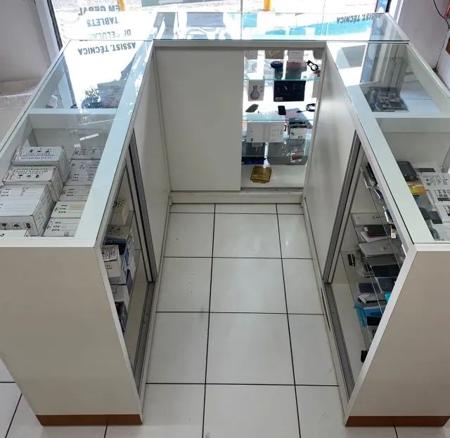 Balcão Semi Novo em MDF com Vidro