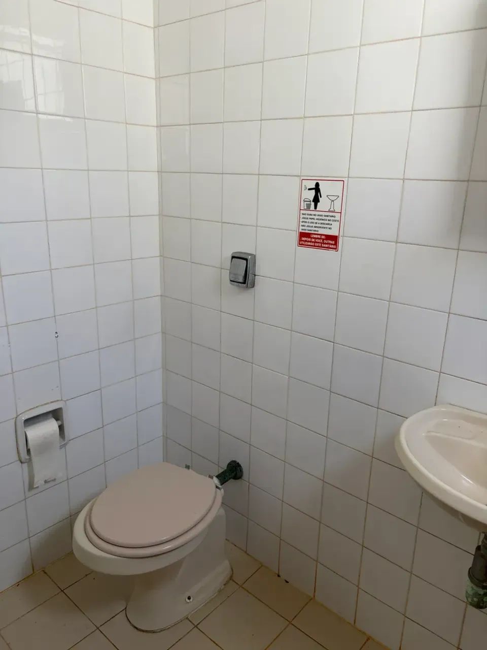 Sala comercial com 97 m², dividida em 3 ambientes, com recepção, 2 banheiros e garagem! - Foto 2