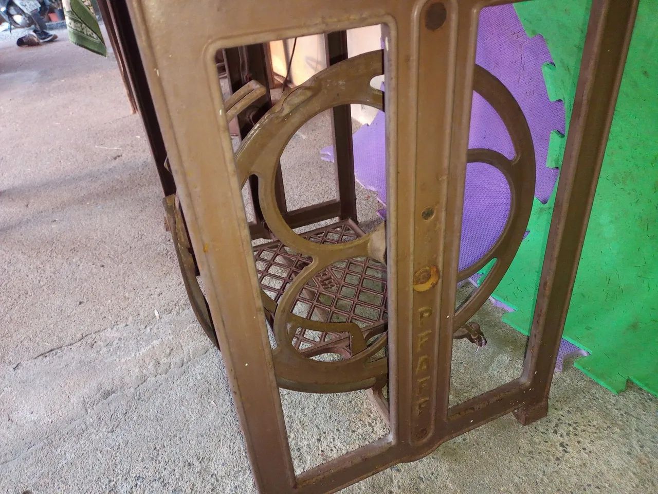 Mesa Pé de ferro antiga  - Foto 5