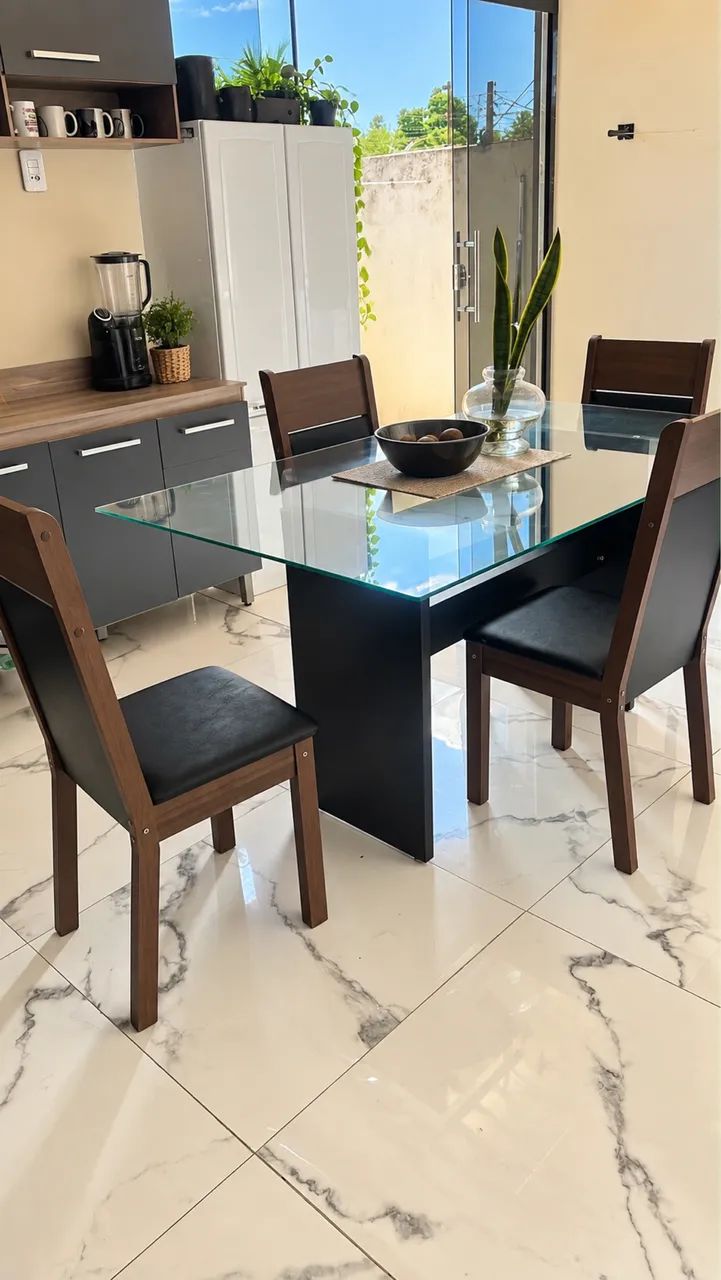 Mesa de vidro com 4 cadeiras 