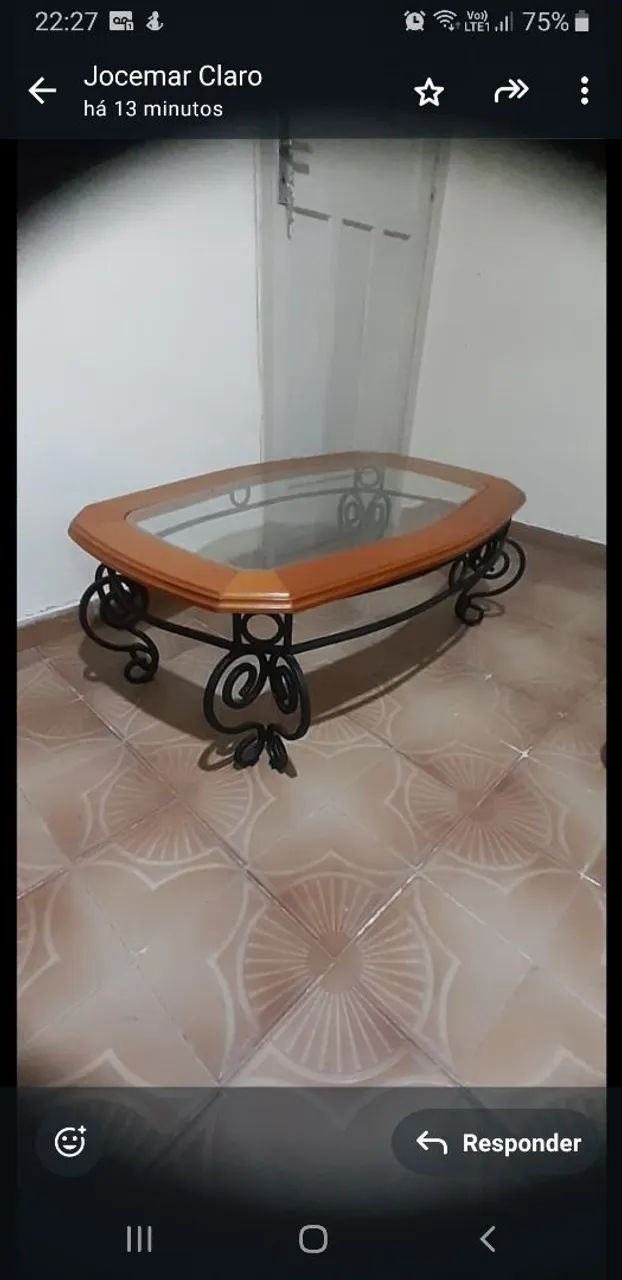 Mesa de centro de ferro e vidro. 