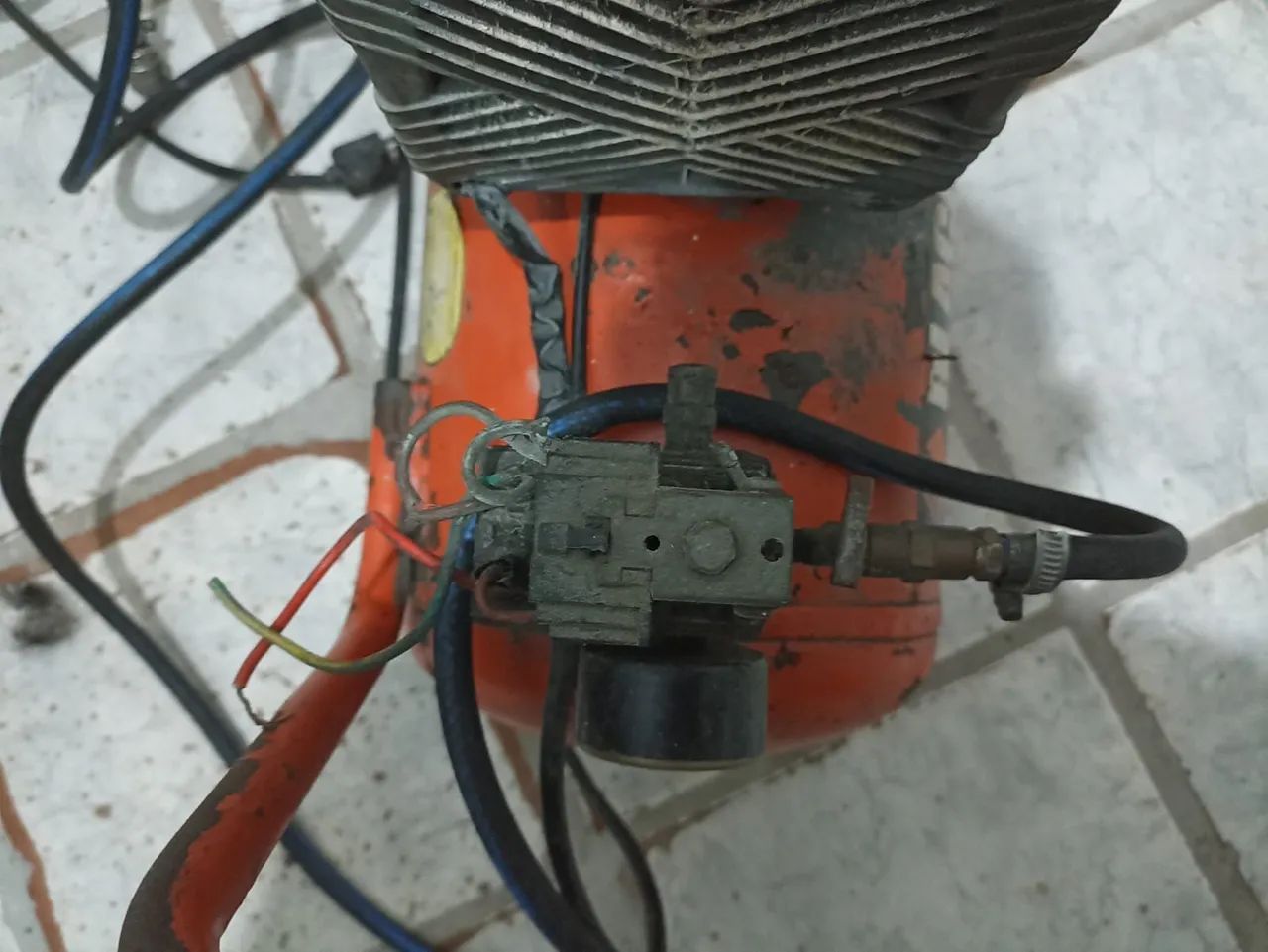 Compressor Black e Decker 25 litros.  - Foto 2