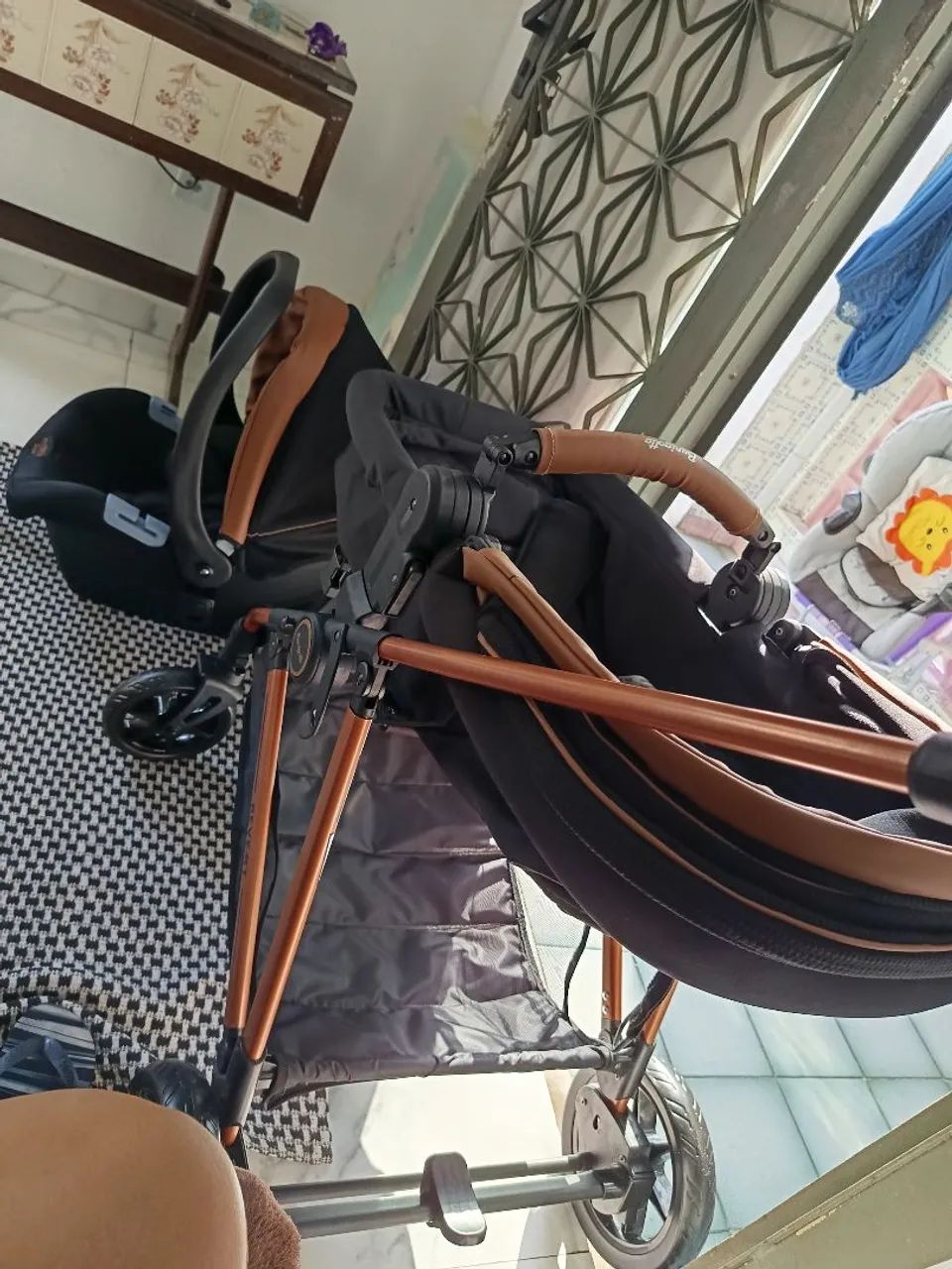 Carrinho de bebê Burigotto Materna com bebê conforto - Foto 5