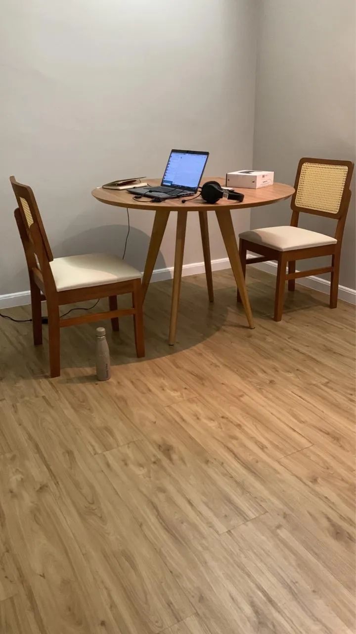 Mesa madeira com 2 cadeiras