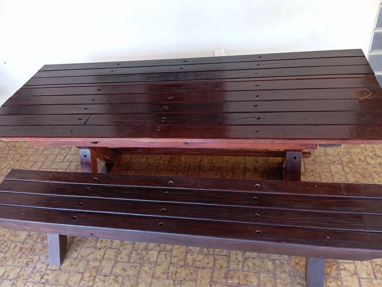 Conjunto de mesa de madeira com bancos  - Foto 3