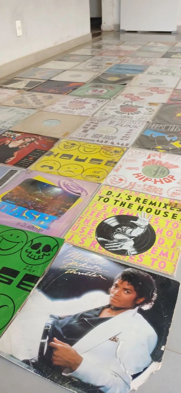 Coleção de 60 discos de vinil de música eletrônica 