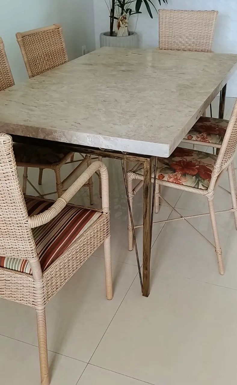 Mesa de jantar em mármore e ferro com 6 cadeiras - Foto 2