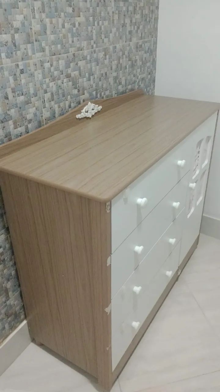COMODA BRANCA 04 GAVETAS E 01 PORTA