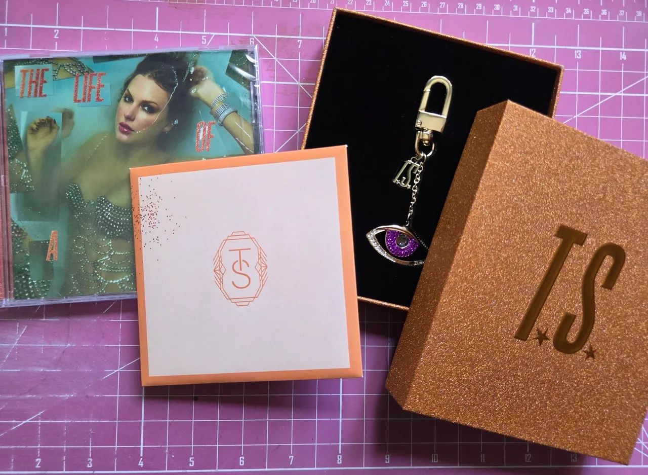 Set 4 CDs deluxe The life of a showgirl Taylor Swift - CDs, DVDs
