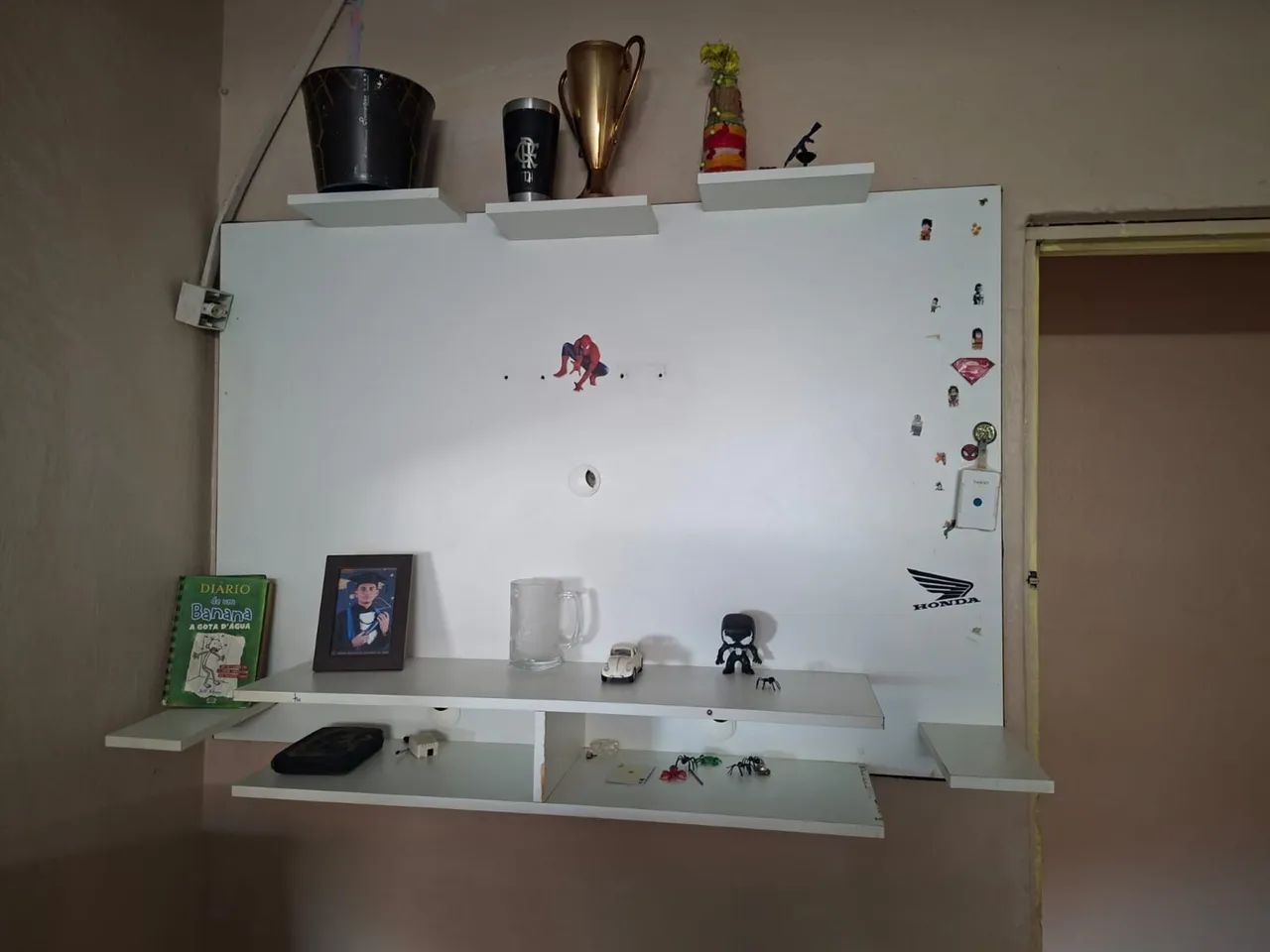 Painel para TV 43 com prateleiras -250