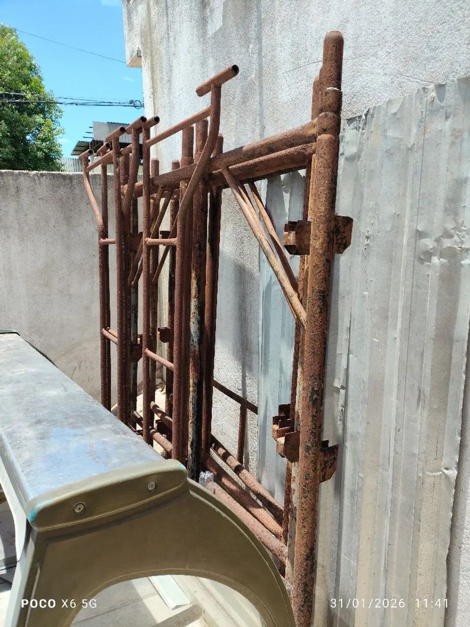 Andaime bruto de elevador, mas da pra usar como andaime normal.