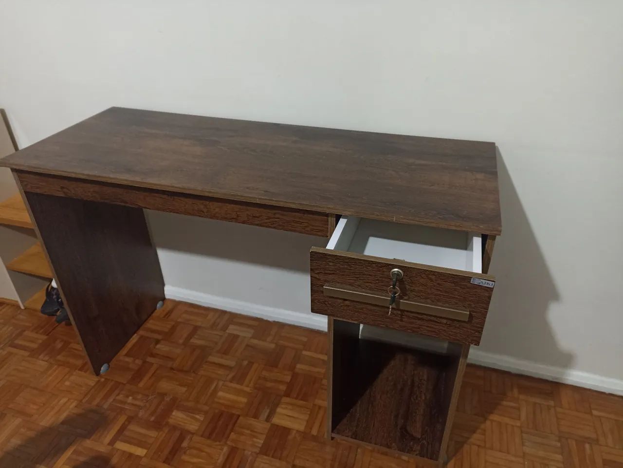 Escrivaninha com cadeira