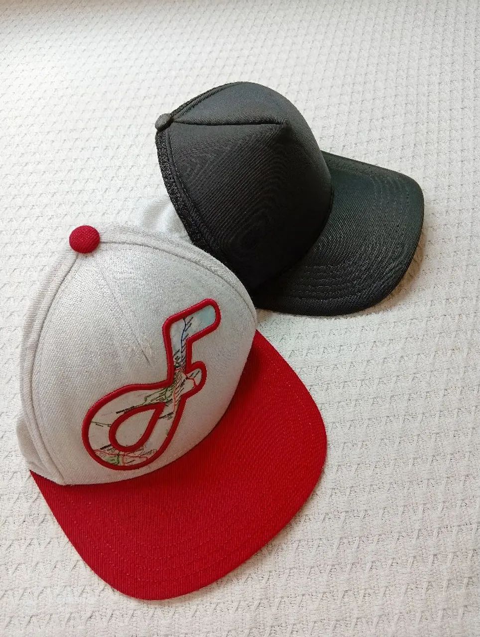 Kit com 2 Bonés - Bom Estado - Estilo Casual - Foto 2