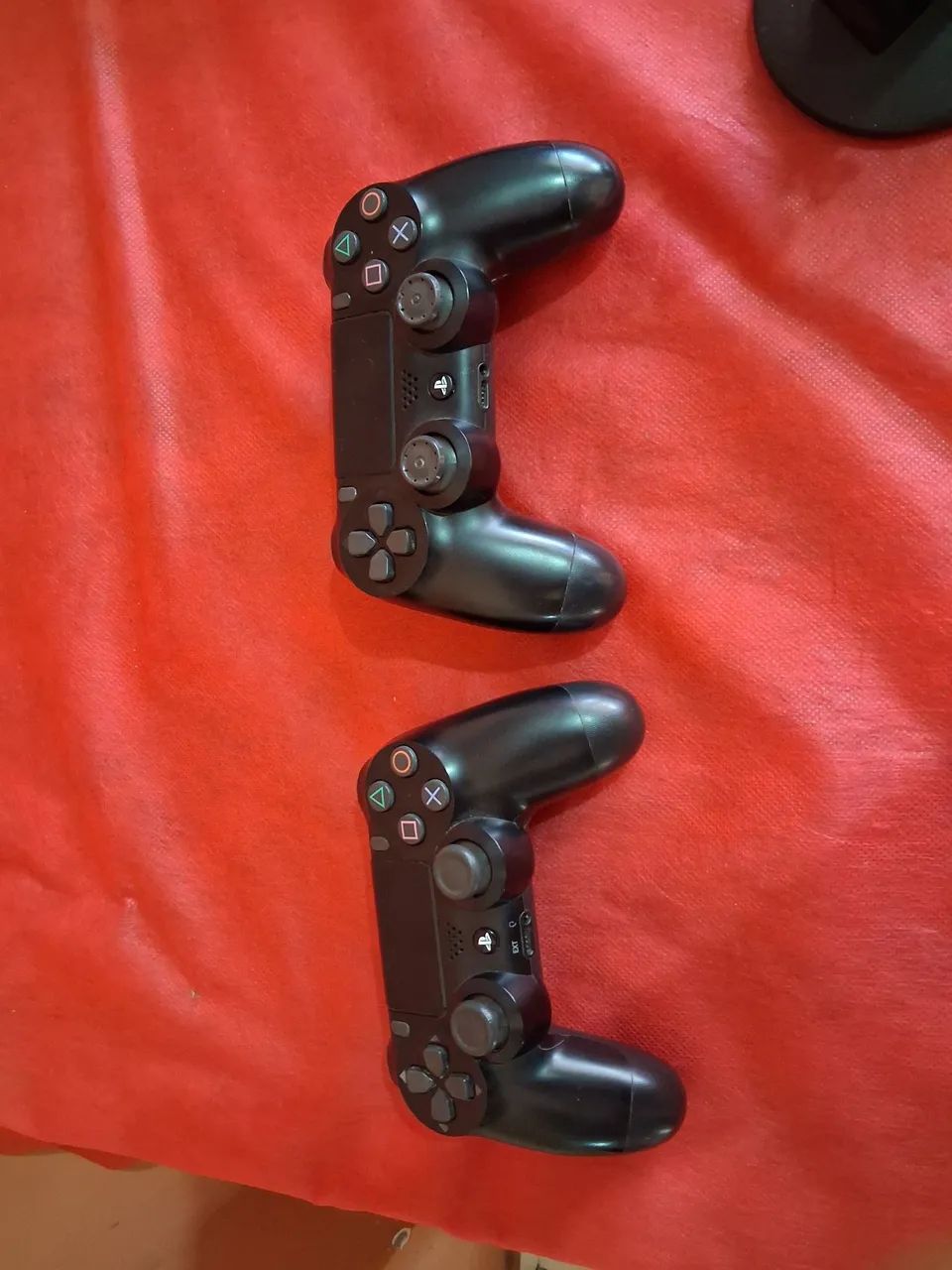 Ps4 semi novo com 2 controles 3 jogos mídia física e carregador dos controles  - Foto 2
