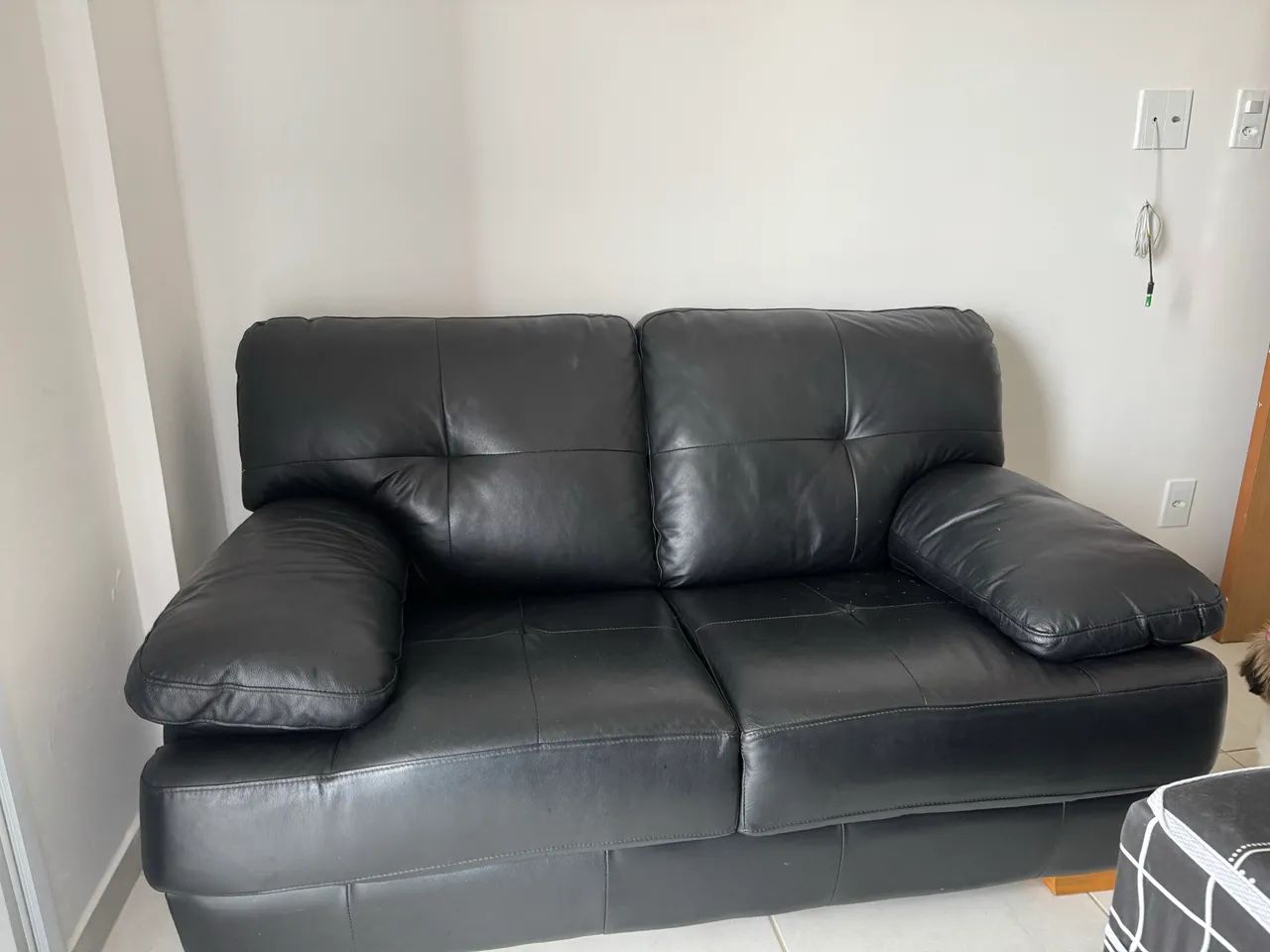 Sofá preto 2 lugares