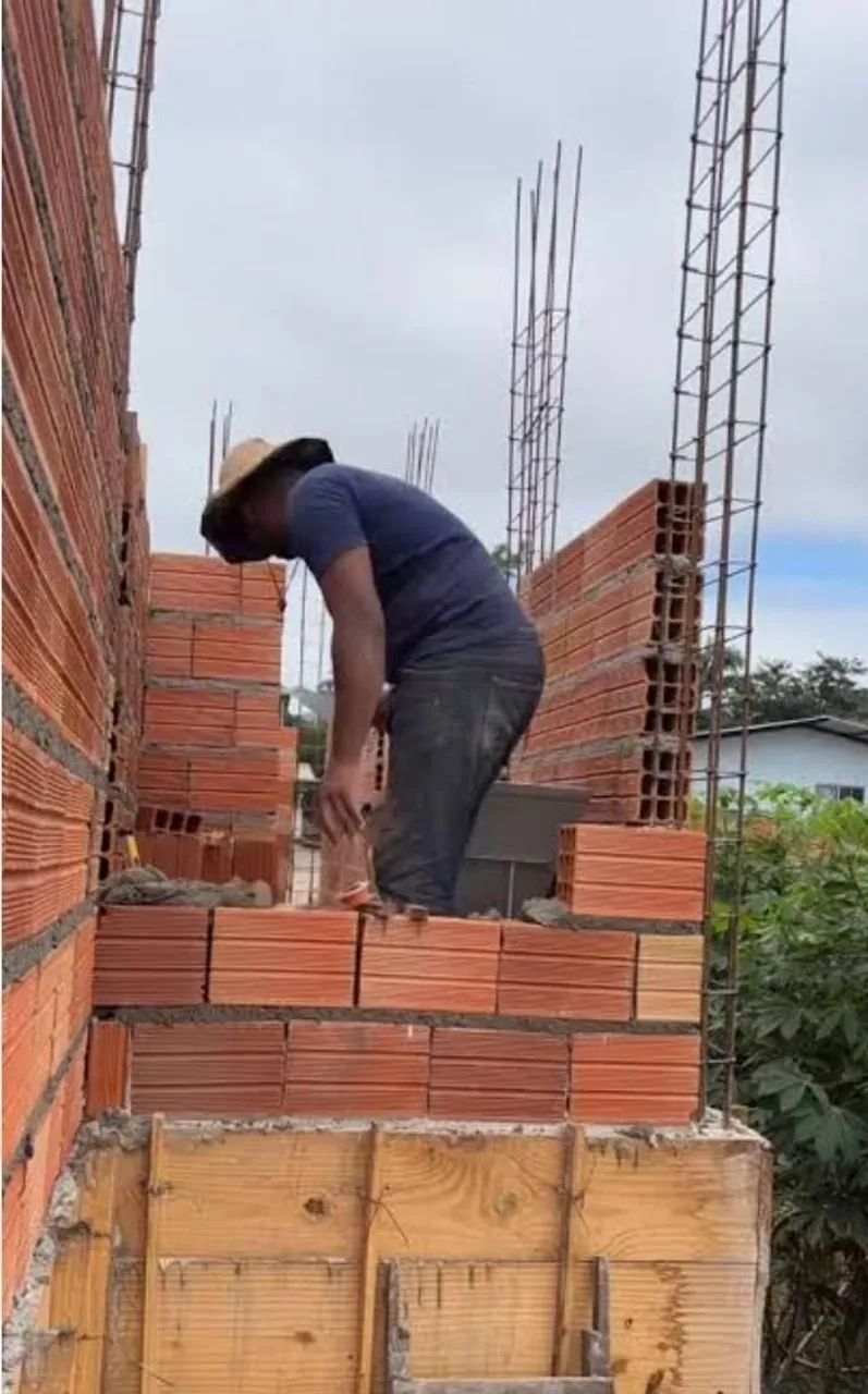 Pedreiro disponível 