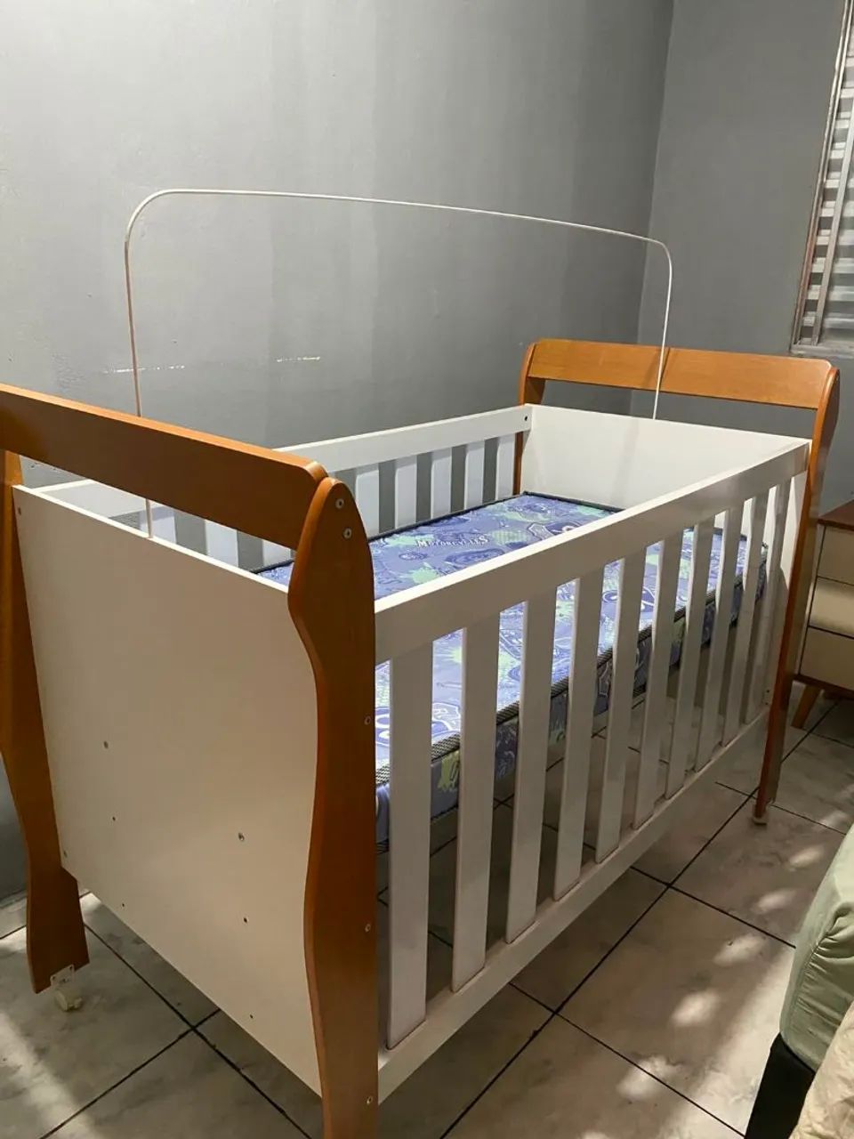 Berço cama semi novo.