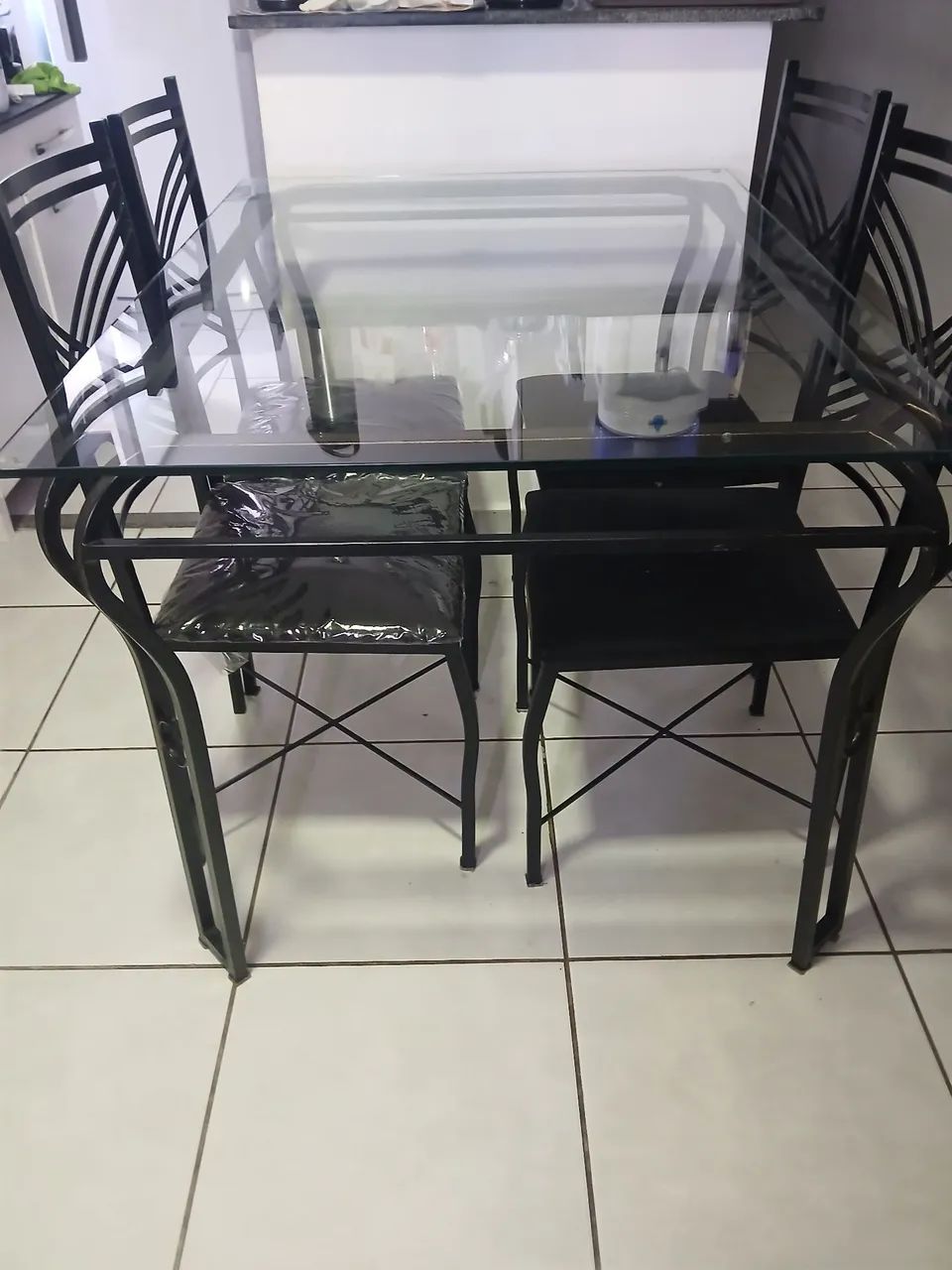 Mesa de jantar com 4 cadeira de  vidro e ferro
