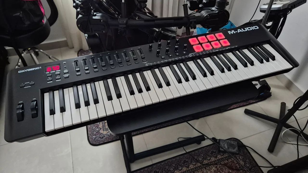 Controlador MIDI OXYGEN 61
